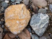 Heller ockerfarbener Stein neben grauweißem Stein